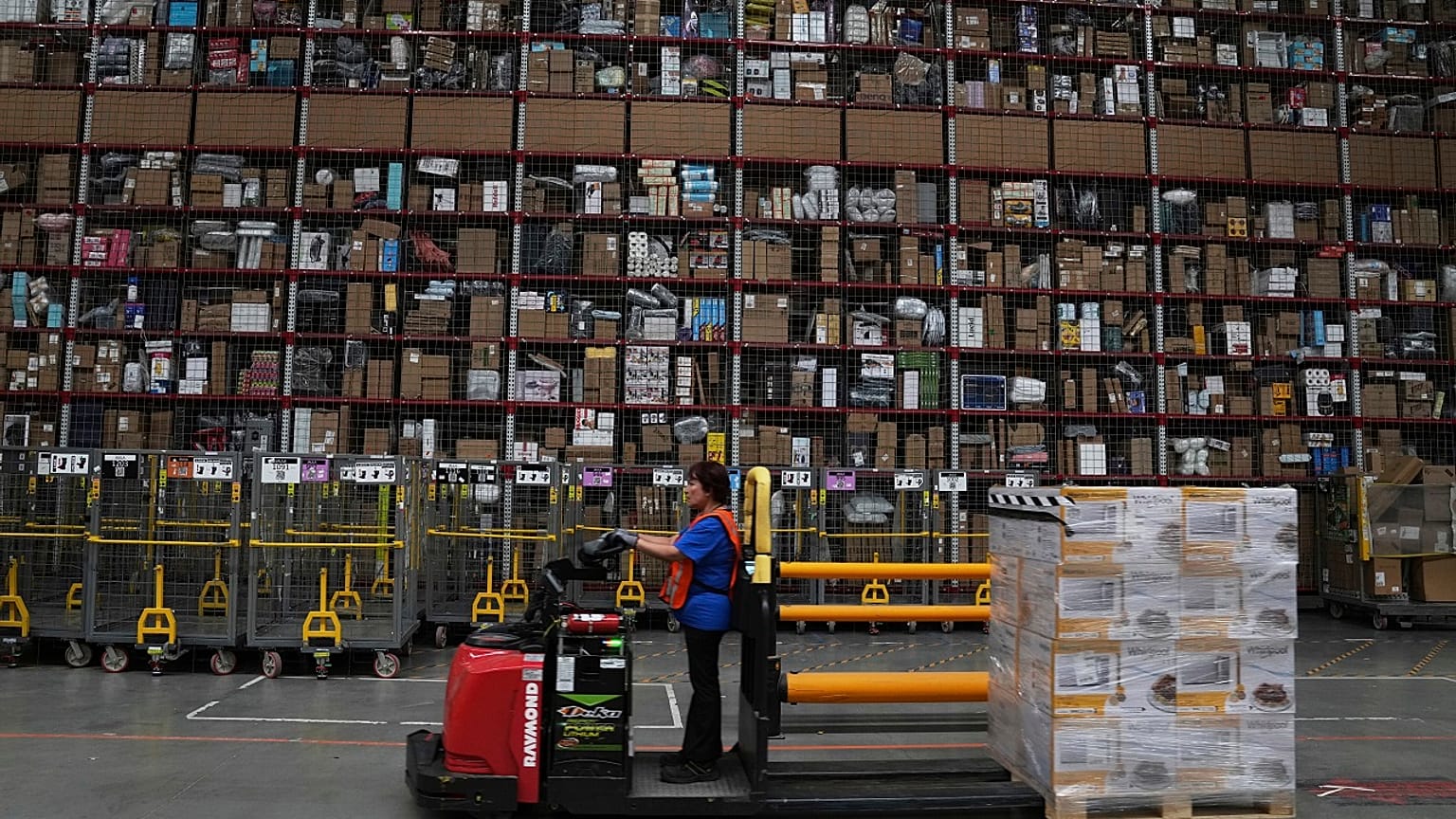 Bir işçi Amazon'un deposunda malları taşıyor.