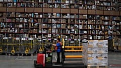 Bir işçi Amazon'un deposunda malları taşıyor.