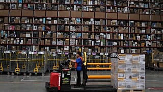 Bir işçi Amazon'un deposunda malları taşıyor.