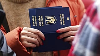 Eine Frau hält ukrainische Pässe in der Hand, während sie am Bahnhof in Przemysl, Polen, 3. März 2022