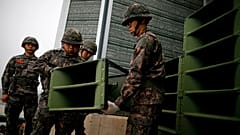 DOSYA: Güney Kore askerleri, Güney Kore'nin Paju kentinde iki Kore'yi ayıran askerden arındırılmış bölge yakınlarında propaganda yayınları için kurulan hoparlörleri söküyor, 1 Mayıs 2018