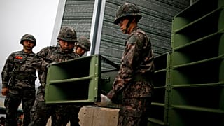 Dél-koreai katonák leszerelik a propaganda adásokhoz felállított hangszórókat a demilitarizált övezet közelében a dél-koreai Paju-ban, 2018. május 1-jén - képünk illusztráció