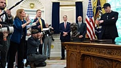 Elon Musk, sağdan, Başkan Donald Trump ile birlikte bir basın toplantısı sırasında bir muhabirin sorusunu dinliyor, resimde yok. Oval Ofis, Washington, ABD. 30 Mayıs 2025.