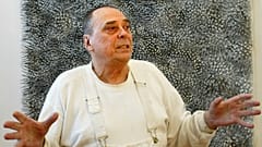 Der deutsche Künstler Guenther Uecker steht vor seinem Kunstwerk "Feld" in Berlin, 9. März 2005.