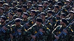  طلاب الجيش الإيراني يسيرون خلال عرض عسكري لإحياء ذكرى يوم الجيش الوطني، الجمعة 18 أبريل/نيسان 2025. 