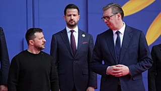 Президент Украины Владимир Зеленский (слева) и президент Сербии Александр Вучич разговаривают, позируя для фото с другими лидерами после саммита 28 февраля 2024 года