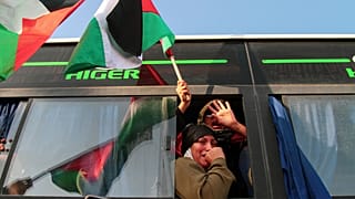 امرأة تتفاعل أثناء ركوبها في حافلة، ضمن قافلة مكونة من ناشطين ومحامين ومهنيين طبيين من شمال أفريقيا، متجهة من تونس إلى غزة لكسر الحصار الإسرائيلي على القطاع