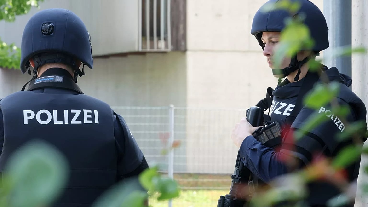 Polizeibeamte am Tatort einer Schießerei in einer Grazer Schule, 10. Juni 2025