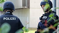 Polizeibeamte am Tatort einer Schießerei in einer Grazer Schule, 10. Juni 2025