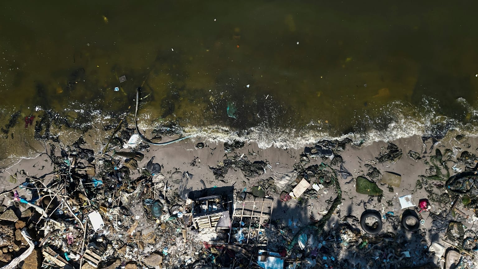 Brezilya'nın Rio de Janeiro kentindeki Guanabara Körfezi'nin kıyıları çöplerle dolu.