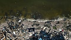 Brezilya'nın Rio de Janeiro kentindeki Guanabara Körfezi'nin kıyıları çöplerle dolu.