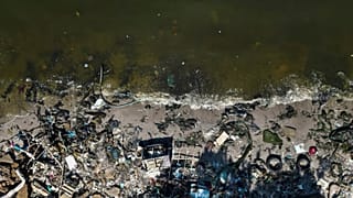 Lixo nas margens da Baía de Guanabara, no Rio de Janeiro, Brasil.