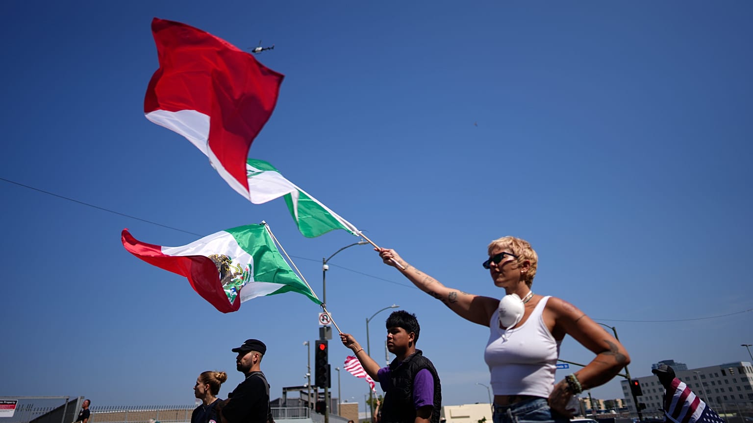 Manifestantes se reúnen frente al edificio federal para denunciar las operaciones del ICE, Servicio de Inmigración y Control de Aduanas de EE. UU., en la zona el martes 10 de junio de 2025, en Los Ángeles