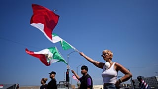 Manifestantes se reúnen frente al edificio federal para denunciar las operaciones del ICE, Servicio de Inmigración y Control de Aduanas de EE. UU., en la zona el martes 10 de junio de 2025, en Los Ángeles