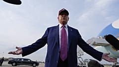Başkan Donald Trump Air Force One'a bindikten sonra gazetecilere konuşuyor, Joint Base Andrews, Md. 10 Haziran 2025.