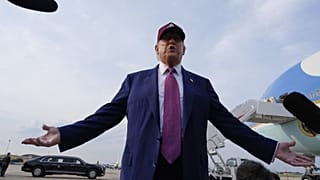 Donald Trump elnök beszél újságírókhoz, miután megérkezett az Air Force One repülőgéppel az Andrews egyesített támaszpontra, Md. 2025. június 10.