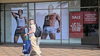 Alışveriş yapanlar Commerce, Kaliforniya'daki Citadel Outlets'te bir Calvin Klein mağazasının önünden geçiyor. 14 Nisan 2025.