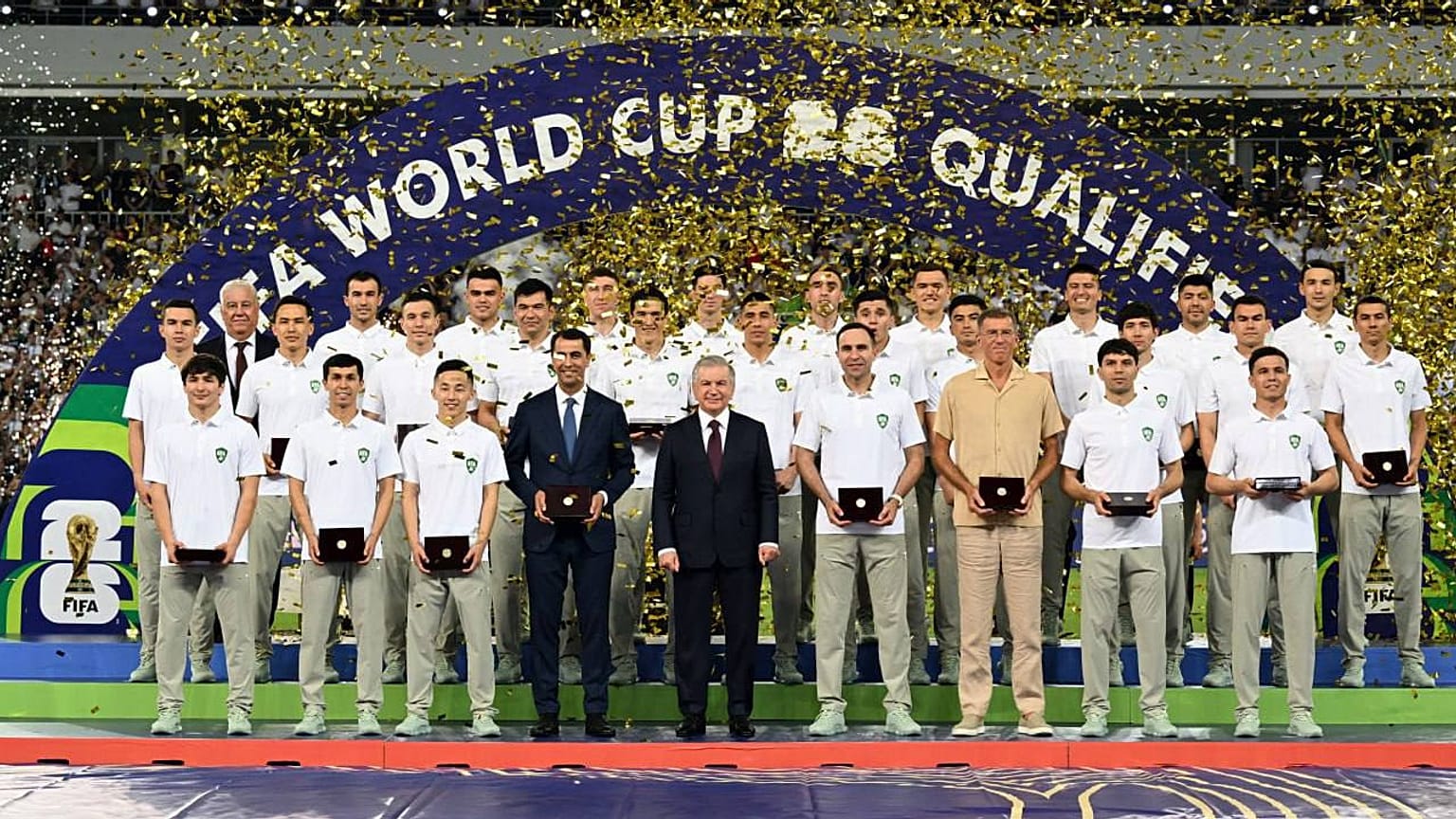 Usbekistans Präsident Shavkat Mirziyoyev und die Fußballnationalmannschaft im Bunyodkor-Stadion, in Taschkent, Usbekistan, 10. Juni 2025. 