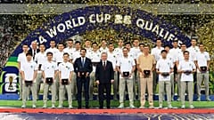 Usbekistans Präsident Shavkat Mirziyoyev und die Fußballnationalmannschaft im Bunyodkor-Stadion, in Taschkent, Usbekistan, 10. Juni 2025. 