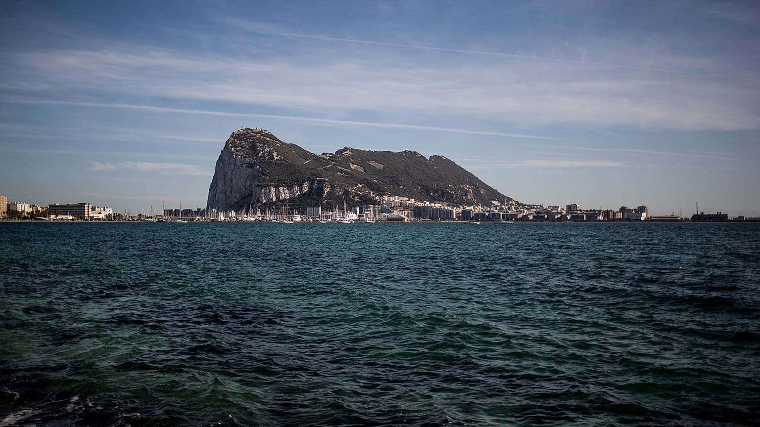 Eine Luftaufnahme des Felsens von Gibraltar von der benachbarten spanischen Stadt La Linea aus gesehen, 17. Oktober 2019. 