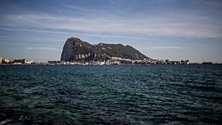 A gibraltári szikla légi felvétele a szomszédos spanyolországi La Linea városból nézve 2019. október 17-én.