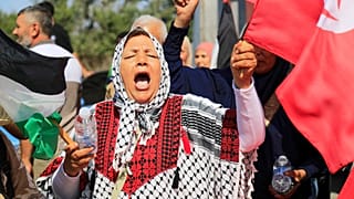  أعضاء قافلة إنسانية تضم ما لا يقل عن 1500 شخص، يهتفون بشعارات مؤيدة للفلسطينيين أثناء تجمعهم في طريقهم إلى غزة، الثلاثاء 10 يونيو/حزيران 2025.