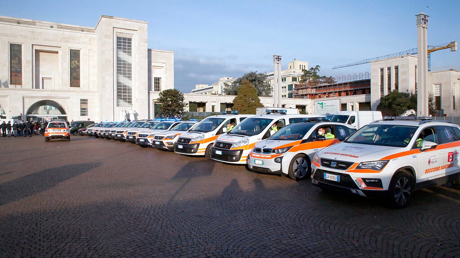 Coches médicos que transportan la vacuna Pfeizer aparcados frente al Hospital Niguarda de Milán, 27 de diciembre de 2020.