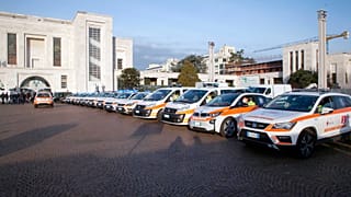 Coches médicos que transportan la vacuna Pfeizer aparcados frente al Hospital Niguarda de Milán, 27 de diciembre de 2020.
