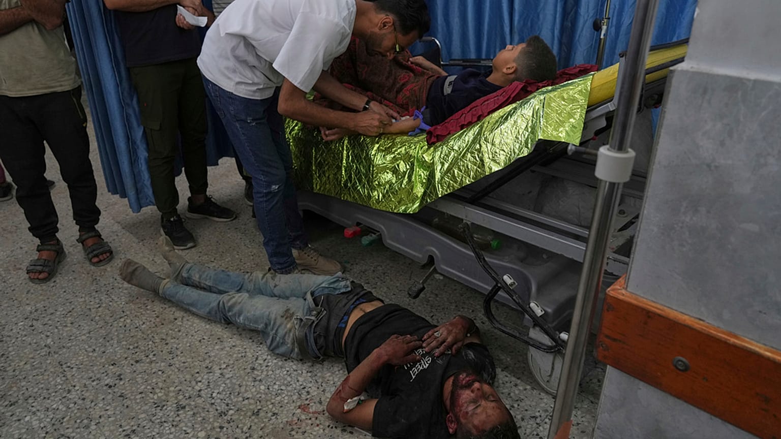 شاب فلسطيني أصيب الليلة الماضية أثناء محاولته الحصول على مساعدات إنسانية، يتلقى العلاج في مستشفى الشفاء في مدينة غزة، 