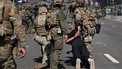الشرطة تحتجز رجلًا خلال مظاهرة في باراماونت، كاليفورنيا، يوم السبت 7 يونيو 2025، بعد أن قامت سلطات الهجرة الفيدرالية بعمليات