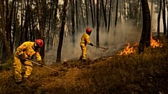 Près de 3 500 pompiers sont mobilisés mardi dans le nord et le centre du pays pour tenter de contenir plusieurs incendies, attisés par des températures élevées et les vents