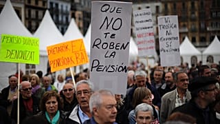 Pensionistas con una pancarta que dice: "No nos roben la pensión" en España en 2013.