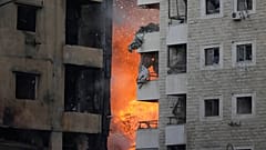  تصاعد النيران بين مبنيين بعد غارة جوية إسرائيلية على الضاحية الجنوبية لبيروت، لبنان، الأحد 27 أبريل/نيسان 2025.    