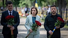 Dan, Sandu und Selenskyj legen am 11. Juni 2025 Blumen am Denkmal für die ukrainischen Soldaten in Odessa nieder.