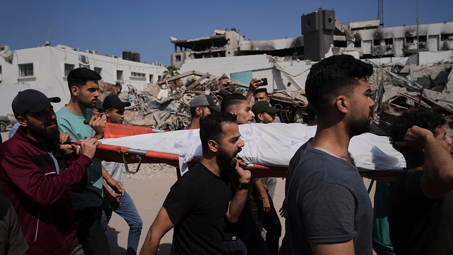 مشيعون يحملون جثث أقاربهم الذين قتلوا في غارة عسكرية إسرائيلية على غزة ، خلال جنازتهم في مدينة غزة ، الثلاثاء 10 حزيران / يونيو 2025.