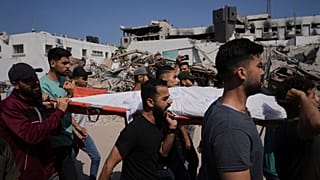 مشيعون يحملون جثث أقاربهم الذين قتلوا في غارة عسكرية إسرائيلية على غزة ، خلال جنازتهم في مدينة غزة ، الثلاثاء 10 حزيران / يونيو 2025.