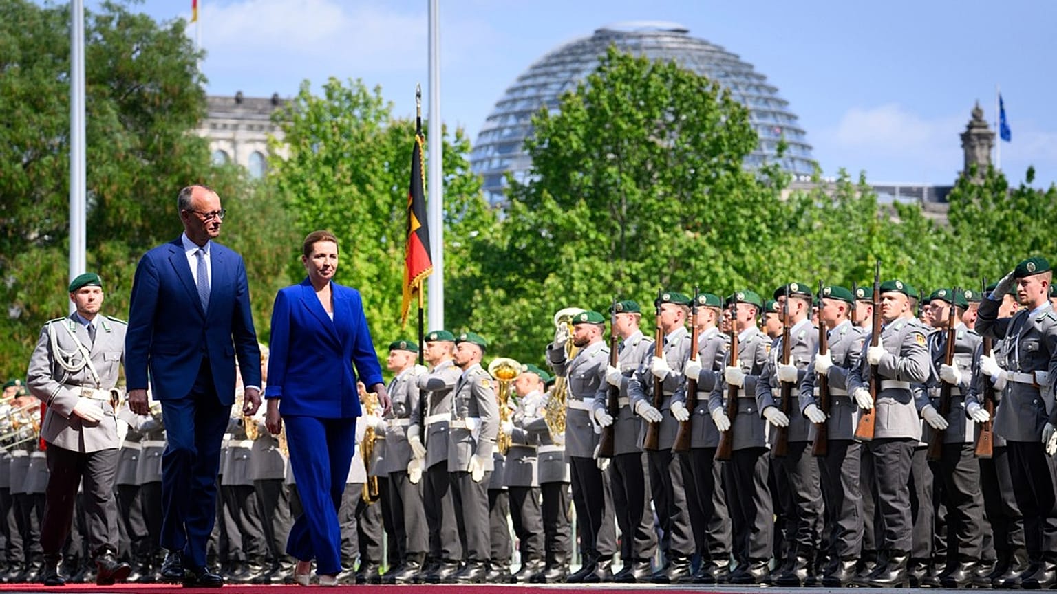 Duńska premier Mette Frederiksen powitana przez kanclerza Niemiec Friedricha Merza z honorami wojskowymi przed Urzędem Kanclerskim, Berlin, środa, 11 czerwca 2025 r.