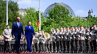 A primeira-ministra dinamarquesa Mette Frederiksen é recebida pelo chanceler alemão Friedrich Merz com honras militares em frente à Chancelaria Federal, em Berlim.