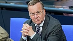 Pistorius nimmt an einer Sitzung des Deutschen Bundestages im Reichstagsgebäude in Berlin, Deutschland, am Mittwoch, 14. Mai 2025, teil. 