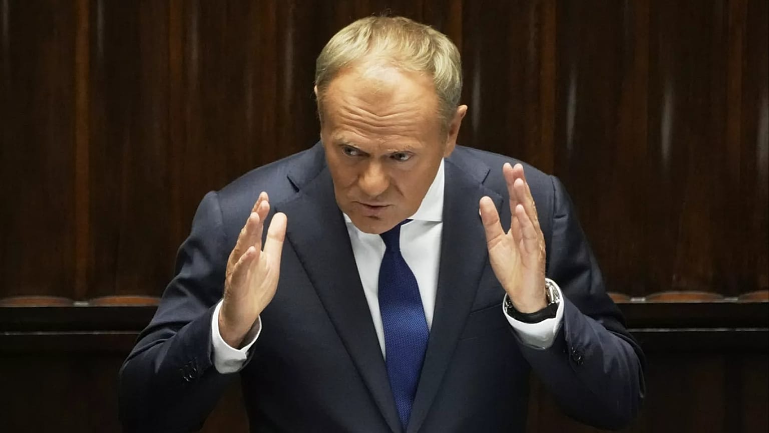 Tusk discursa no Parlamento polaco em Varsóvia, Polónia, na quarta-feira, 11 de junho de 2025. 