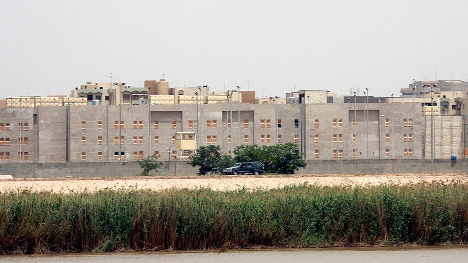 ** DATEI ** Ein Teil der im Bau befindlichen neuen US-Botschaft ist von der anderen Seite des Tigris-Flusses in Bagdad aus gesehen, auf diesem Dateifoto vom 19. Mai 2007. 