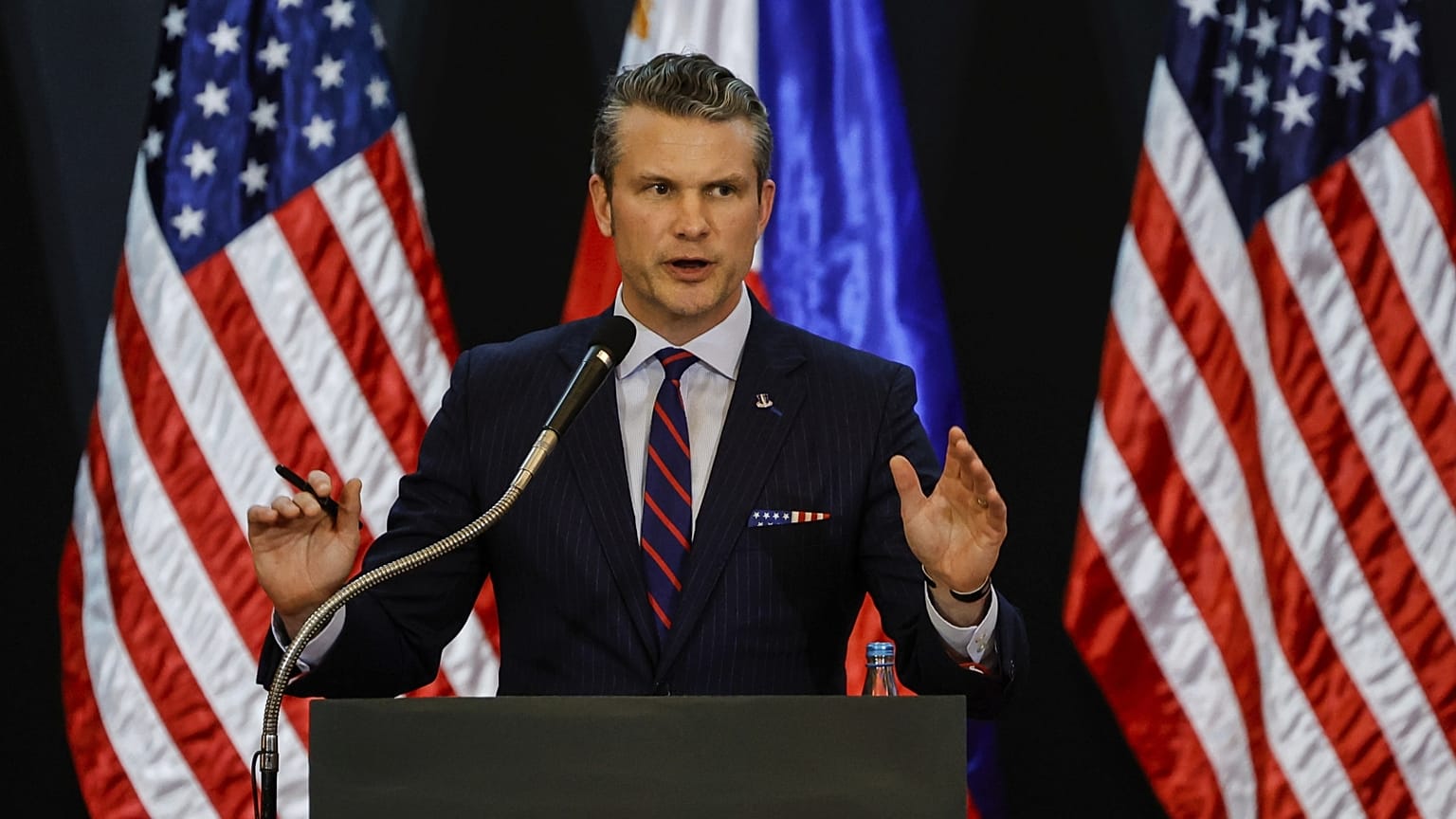 Pete Hegseth amerikai védelmi miniszter egy sajtótájékoztatón