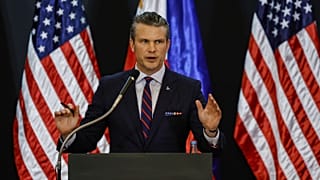Pete Hegseth amerikai védelmi miniszter egy sajtótájékoztatón
