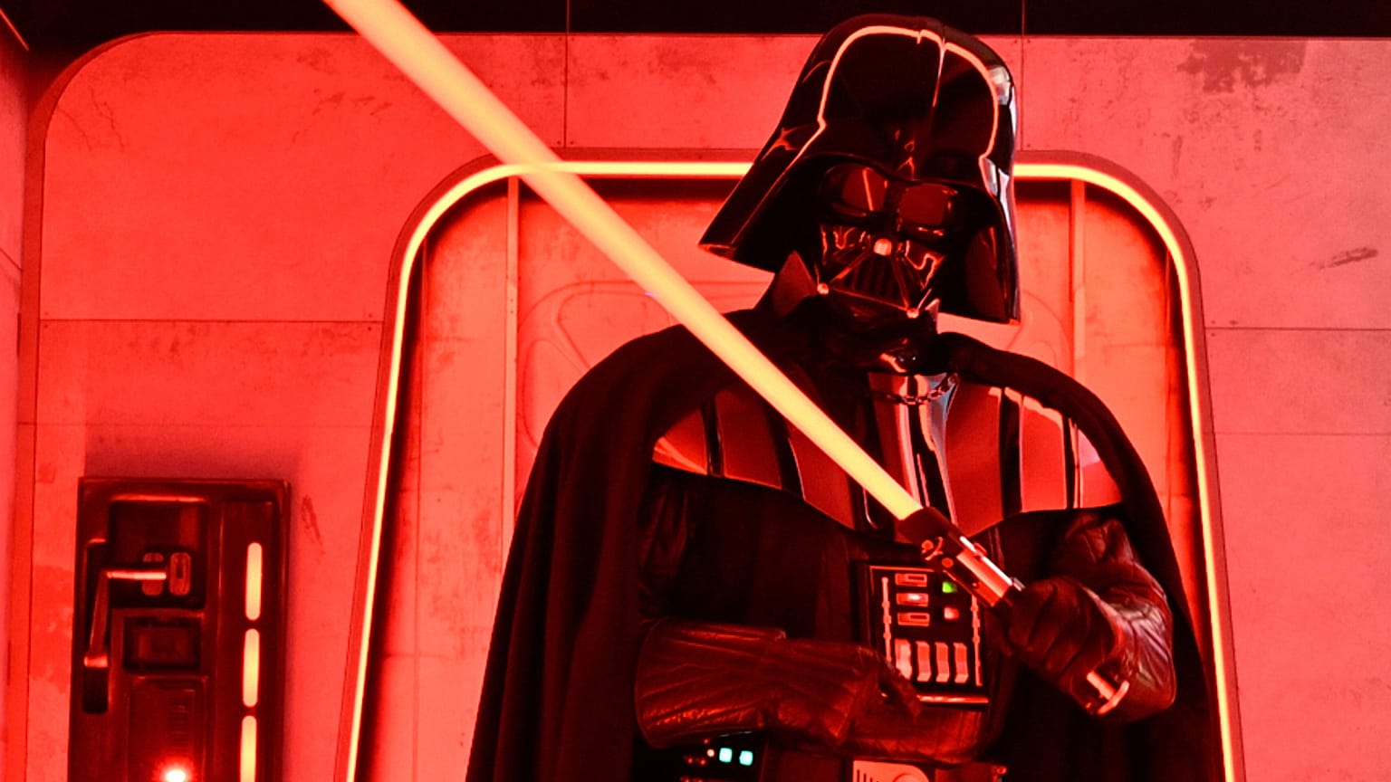 Un personaje disfrazado de Darth Vader posa en la experiencia interactiva de la Marcha Imperial de Hasbro y Amazon Star Wars en el Empire State Building, Nueva York. 21 de marzo de 2024.