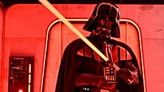 Un personaje disfrazado de Darth Vader posa en la experiencia interactiva de la Marcha Imperial de Hasbro y Amazon Star Wars en el Empire State Building, Nueva York. 21 de marzo de 2024.