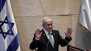 رئيس الوزراء الإسرائيلي بنيامين نتنياهو يوجه رسالة ترحيب خلال زيارة الرئيس الأرجنتيني خافيير ميلي إلى الكنيست، الأربعاء 11 يونيو 2025. 