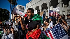 Ein Mann schreit in ein Megaphon vor dem Rathaus während eines Protestes gegen Razzien der Bundesbehörden zur Durchsetzung der Einwanderungsbestimmungen am Mittwoch, 11. Juni 2025, in Los Angeles. 