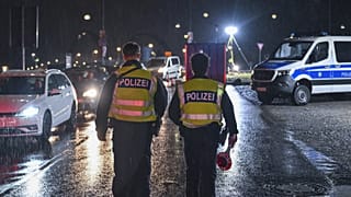 Német rendőrök Frankfurt/Odernél, a lengyel határon
