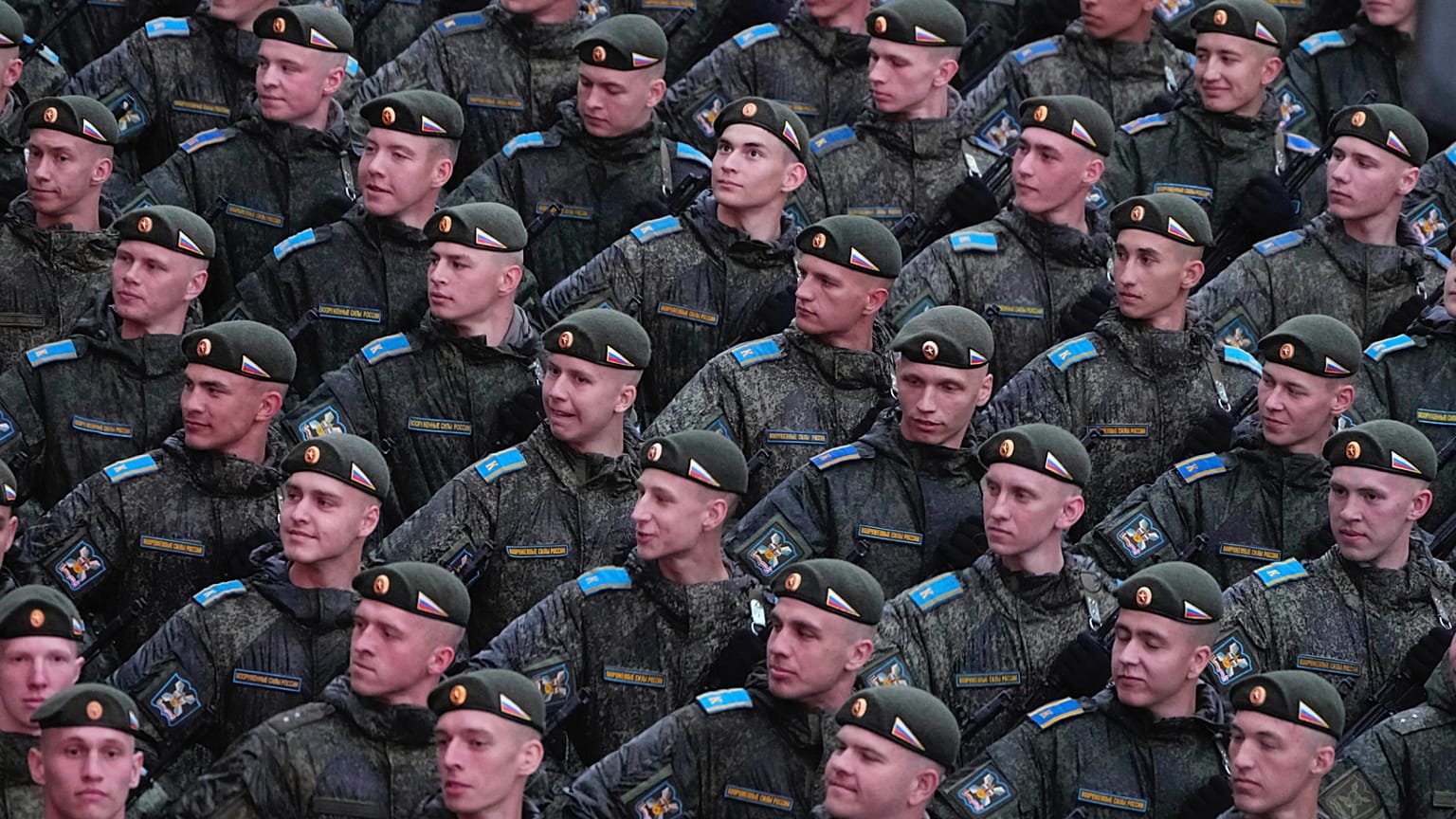 Tropas marcham em direção à Praça Vermelha para assistir a um ensaio da parada militar do Dia da Vitória em Moscovo, Rússia, na terça-feira, 29 de abril de 2025