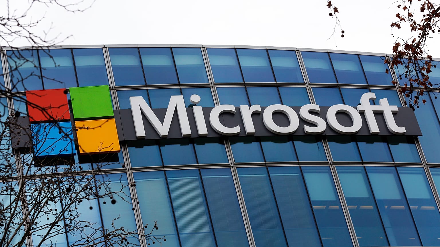 Imagen del logotipo de Microsoft en el exterior de la sede central en París, el 8 de enero de 2021.
